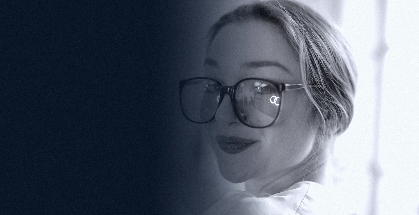 Persona con sus lentes graduados