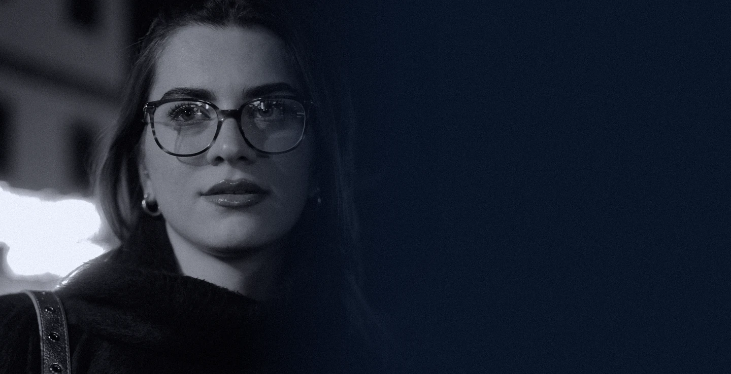 Persona con sus lentes graduados