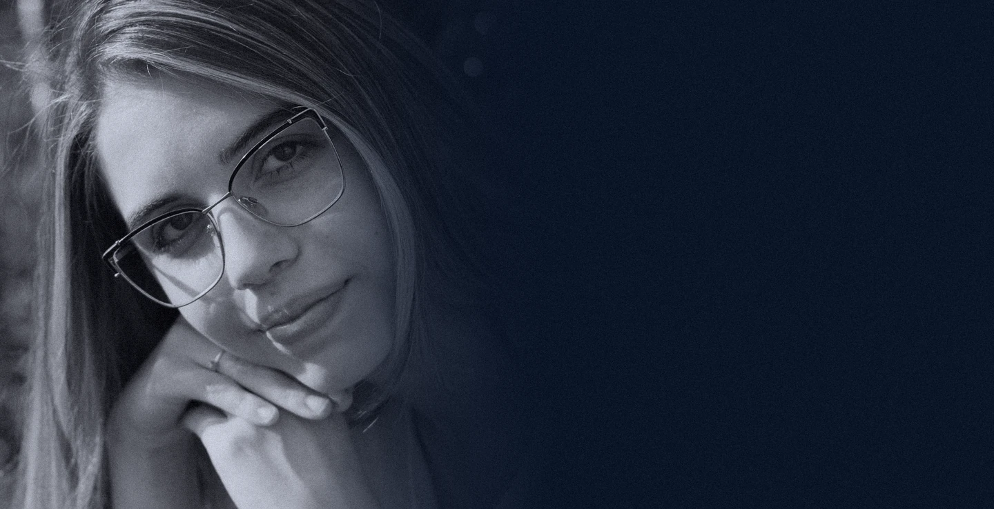 Persona con sus lentes graduados