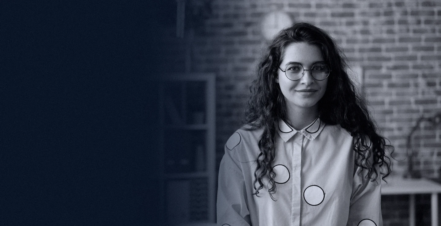 Persona con sus lentes graduados