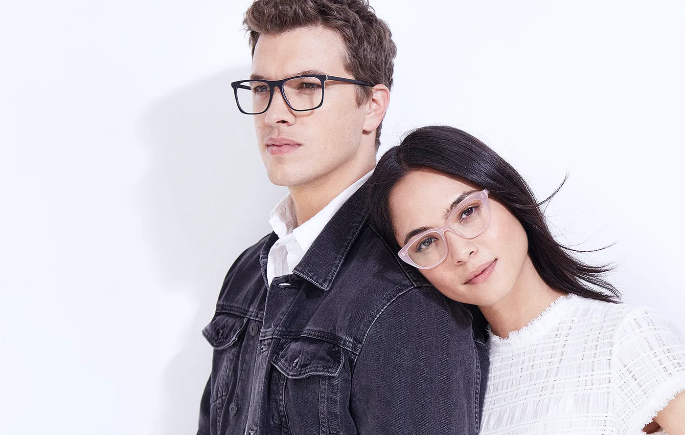 Pareja usando sus lentes graduados